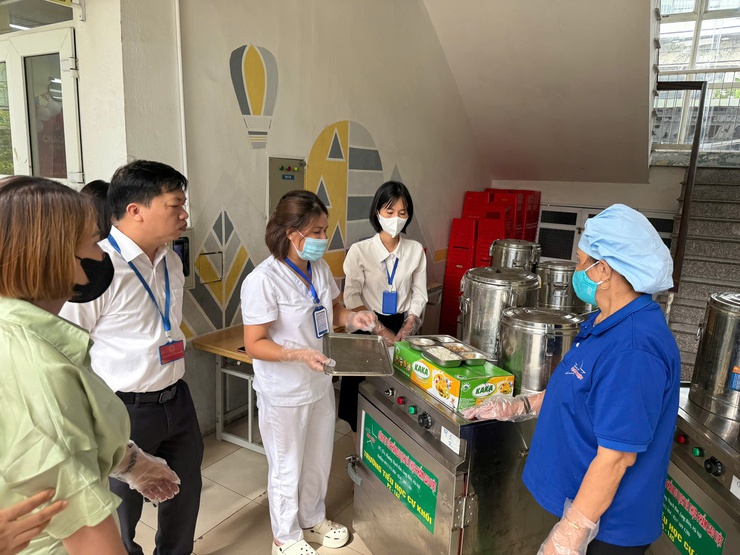 Thường trực Hội đồng nhân dân phường Long Biên giám sát việc đảm bảo vệ sinh an toàn thực phẩm trong trường học - Ảnh 8.