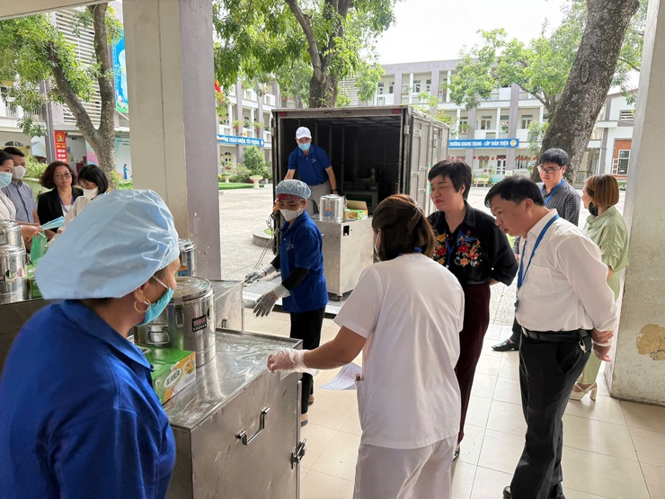 Thường trực Hội đồng nhân dân phường Long Biên giám sát việc đảm bảo vệ sinh an toàn thực phẩm trong trường học - Ảnh 7.