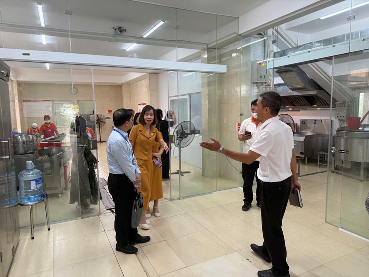 Thường trực Hội đồng nhân dân phường Long Biên giám sát việc đảm bảo vệ sinh an toàn thực phẩm trong trường học - Ảnh 6.