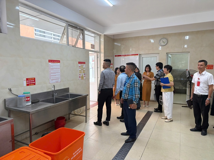 Thường trực Hội đồng nhân dân phường Long Biên giám sát việc đảm bảo vệ sinh an toàn thực phẩm trong trường học - Ảnh 5.