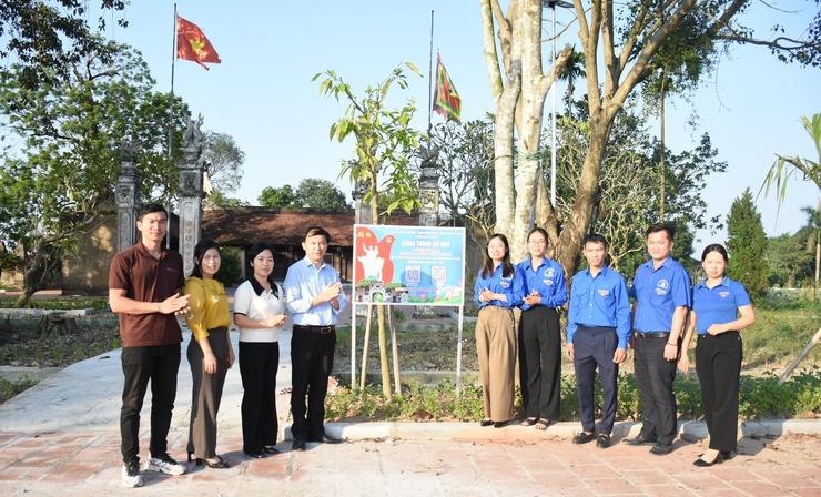 ĐOÀN TNCS HỒ CHÍ MINH – TRUNG TÂM VĂN HOÁ THÔNG TIN VÀ THỂ THAO XÃ ỨNG HÒA GẮN BIỂN CÔNG TRÌNH SỐ HÓA DI TÍCH LỊCH SỬ CÁCH MẠNG- Ảnh 1.