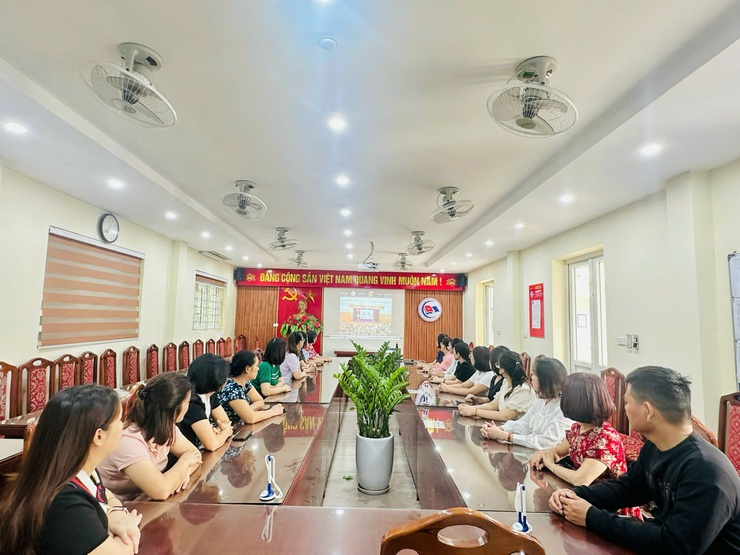 Phường Việt Hưng tổ chức tiếp sóng Hội nghị quán triệt, triển khai Nghị quyết Đại hội Đảng bộ Thành phố Hà Nội lần thứ XVIII- Ảnh 2.