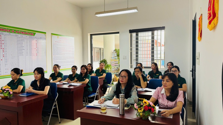 Phường Việt Hưng tổ chức tiếp sóng Hội nghị quán triệt, triển khai Nghị quyết Đại hội Đảng bộ Thành phố Hà Nội lần thứ XVIII- Ảnh 4.