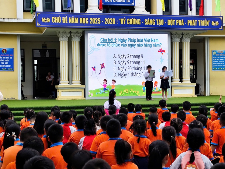UBND XÃ NGỌC HỒI HƯỞNG ỨNG NGÀY PHÁP LUẬT VIỆT NAM NĂM 2025 TẠI TRƯỜNG TIỂU HỌC ĐẠI ÁNG- Ảnh 3.