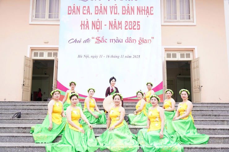 Đội văn nghệ phường Chương Mỹ tham gia Liên hoan dân ca, dân vũ, dân nhạc Hà Nội năm 2025 – “Sắc màu dân gian”- Ảnh 1.