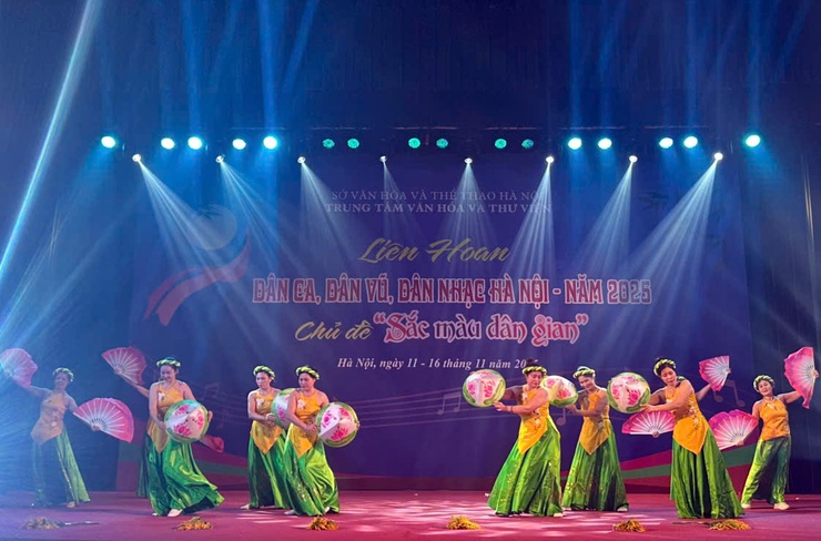Đội văn nghệ phường Chương Mỹ tham gia Liên hoan dân ca, dân vũ, dân nhạc Hà Nội năm 2025 – “Sắc màu dân gian”- Ảnh 4.
