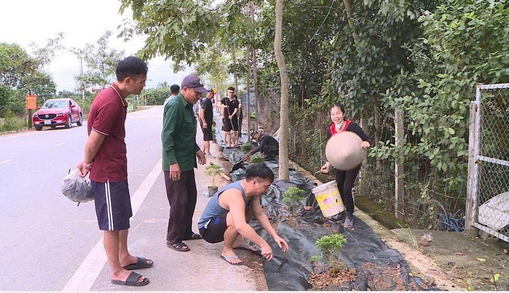 Nhân dân thôn Bướm xã hội hóa trồng tuyến đường hoa, mở rộng ngõ xóm xây dựng NTM kiểu mẫu- Ảnh 1.