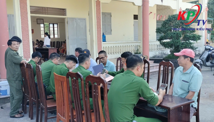 Công an xã Kiều Phú ra quân rà soát, làm sạch dữ liệu đăng ký phương tiện và giấy phép lái xe- Ảnh 2.