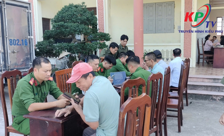 Công an xã Kiều Phú ra quân rà soát, làm sạch dữ liệu đăng ký phương tiện và giấy phép lái xe- Ảnh 1.