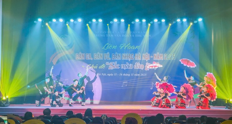 Phường Ô Chợ Dừa tham gia Liên hoan dân ca, dân vũ, dân nhạc - Hà Nội năm 2025 - Chủ đề: "Sắc màu dân gian"- Ảnh 2.