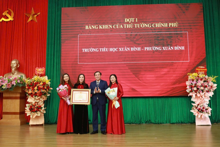 Phường Xuân Đỉnh biểu dương các tập thể, cá nhân tiêu biểu nhân kỷ niệm 43 năm ngày Nhà giáo Việt Nam (20/11/1982 - 20/11/2025)- Ảnh 2.