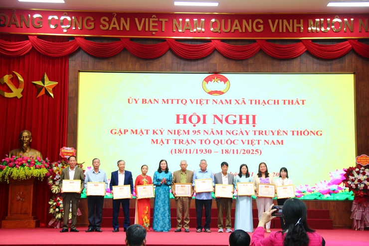 Thạch Thất gặp mặt kỷ niệm  95 năm ngày truyền thống Mặt trận Tổ quốc Việt Nam (18/11/1930 – 18/11/2025)- Ảnh 11.