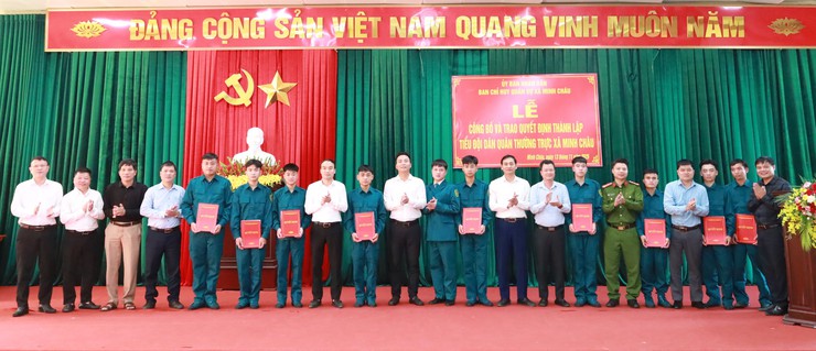 Xã Minh Châu tăng cường lực lượng quốc phòng với việc ra mắt tiểu đội dân quân Thường trực.- Ảnh 2.