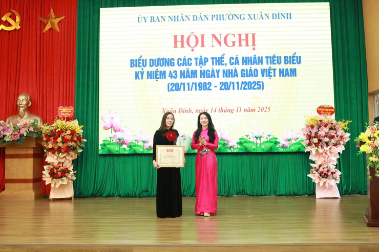 Phường Xuân Đỉnh biểu dương các tập thể, cá nhân tiêu biểu nhân kỷ niệm 43 năm ngày Nhà giáo Việt Nam (20/11/1982 - 20/11/2025)- Ảnh 3.