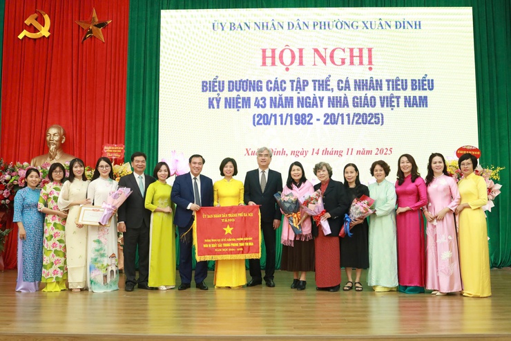 Phường Xuân Đỉnh biểu dương các tập thể, cá nhân tiêu biểu nhân kỷ niệm 43 năm ngày Nhà giáo Việt Nam (20/11/1982 - 20/11/2025)- Ảnh 5.