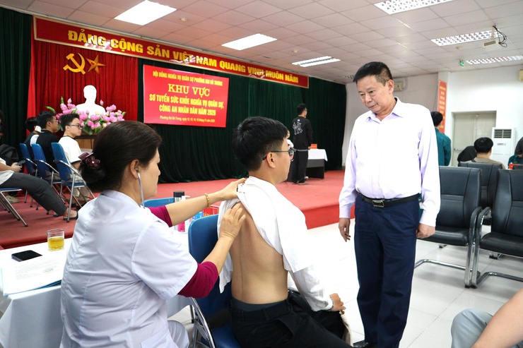 Phường Hai Bà Trưng tổ chức khám sơ tuyển sức khoẻ thực hiện nghĩa vụ quân sự và nghĩa vụ tham gia Công an nhân dân năm 2026- Ảnh 5.