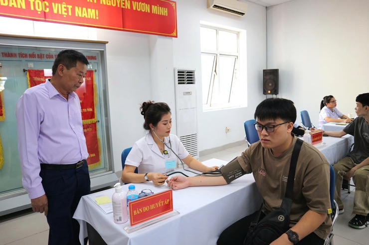 Phường Hai Bà Trưng tổ chức khám sơ tuyển sức khoẻ thực hiện nghĩa vụ quân sự và nghĩa vụ tham gia Công an nhân dân năm 2026- Ảnh 1.