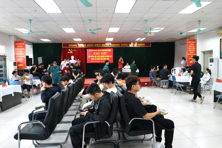 Phường Hai Bà Trưng tổ chức khám sơ tuyển sức khoẻ thực hiện nghĩa vụ quân sự và nghĩa vụ tham gia Công an nhân dân năm 2026- Ảnh 4.