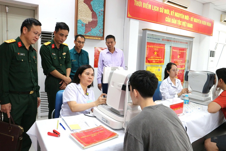 Phường Hai Bà Trưng tổ chức khám sơ tuyển sức khoẻ thực hiện nghĩa vụ quân sự và nghĩa vụ tham gia Công an nhân dân năm 2026- Ảnh 6.