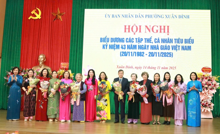 Phường Xuân Đỉnh biểu dương các tập thể, cá nhân tiêu biểu nhân kỷ niệm 43 năm ngày Nhà giáo Việt Nam (20/11/1982 - 20/11/2025)- Ảnh 7.