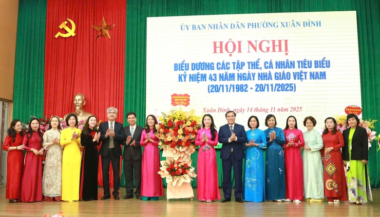 Phường Xuân Đỉnh biểu dương các tập thể, cá nhân tiêu biểu nhân kỷ niệm 43 năm ngày Nhà giáo Việt Nam (20/11/1982 - 20/11/2025)- Ảnh 1.