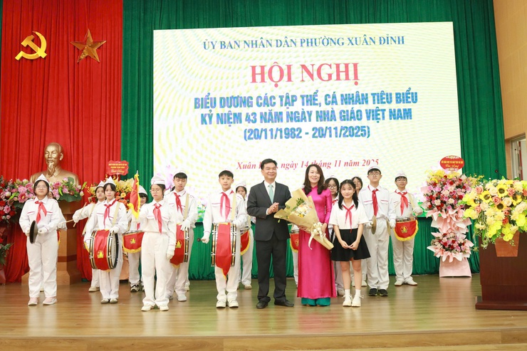 Phường Xuân Đỉnh biểu dương các tập thể, cá nhân tiêu biểu nhân kỷ niệm 43 năm ngày Nhà giáo Việt Nam (20/11/1982 - 20/11/2025)- Ảnh 6.
