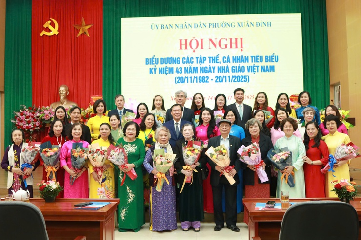 Phường Xuân Đỉnh biểu dương các tập thể, cá nhân tiêu biểu nhân kỷ niệm 43 năm ngày Nhà giáo Việt Nam (20/11/1982 - 20/11/2025)- Ảnh 8.