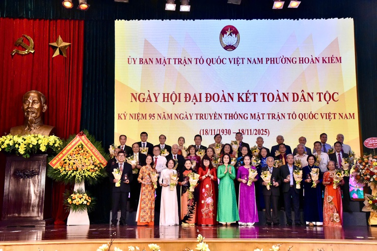 Phường Hoàn Kiếm tuyên dương 95 cá nhân tiêu biểu trong công tác Mặt trận- Ảnh 4.