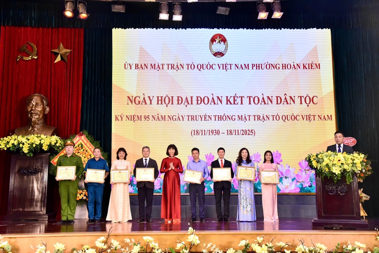 Phường Hoàn Kiếm tuyên dương 95 cá nhân tiêu biểu trong công tác Mặt trận- Ảnh 3.