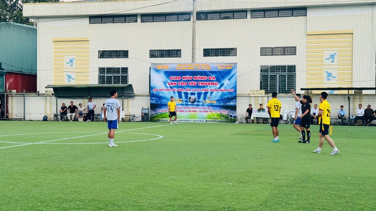 SÔI NỔI TRẬN GIAO HỮU BÓNG ĐÁ LAN TỎA YÊU THƯƠNG GÂY QUỸ ỦNG HỘ ĐỒNG BÀO LŨ LỤT MIỀN TRUNG NĂM 2025- Ảnh 11.