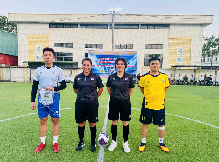 SÔI NỔI TRẬN GIAO HỮU BÓNG ĐÁ LAN TỎA YÊU THƯƠNG GÂY QUỸ ỦNG HỘ ĐỒNG BÀO LŨ LỤT MIỀN TRUNG NĂM 2025- Ảnh 9.