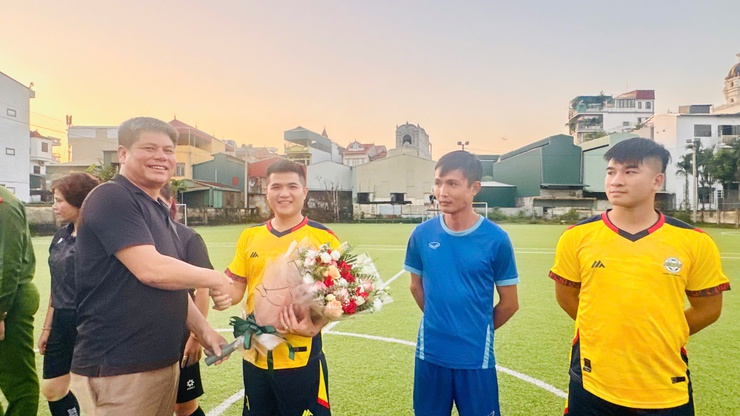 SÔI NỔI TRẬN GIAO HỮU BÓNG ĐÁ LAN TỎA YÊU THƯƠNG GÂY QUỸ ỦNG HỘ ĐỒNG BÀO LŨ LỤT MIỀN TRUNG NĂM 2025- Ảnh 7.