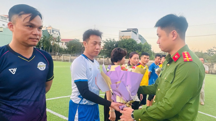 SÔI NỔI TRẬN GIAO HỮU BÓNG ĐÁ LAN TỎA YÊU THƯƠNG GÂY QUỸ ỦNG HỘ ĐỒNG BÀO LŨ LỤT MIỀN TRUNG NĂM 2025- Ảnh 6.