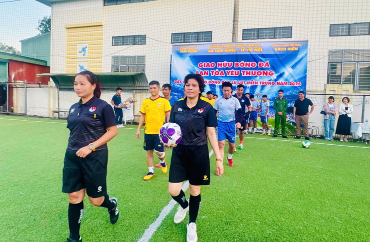 SÔI NỔI TRẬN GIAO HỮU BÓNG ĐÁ LAN TỎA YÊU THƯƠNG GÂY QUỸ ỦNG HỘ ĐỒNG BÀO LŨ LỤT MIỀN TRUNG NĂM 2025- Ảnh 8.