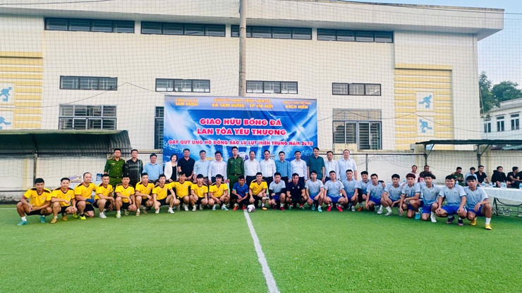 SÔI NỔI TRẬN GIAO HỮU BÓNG ĐÁ LAN TỎA YÊU THƯƠNG GÂY QUỸ ỦNG HỘ ĐỒNG BÀO LŨ LỤT MIỀN TRUNG NĂM 2025- Ảnh 1.