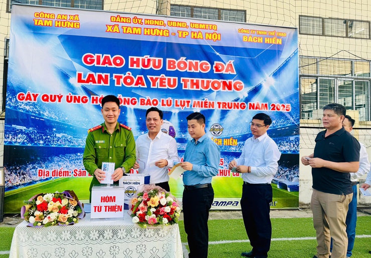 SÔI NỔI TRẬN GIAO HỮU BÓNG ĐÁ LAN TỎA YÊU THƯƠNG GÂY QUỸ ỦNG HỘ ĐỒNG BÀO LŨ LỤT MIỀN TRUNG NĂM 2025- Ảnh 5.