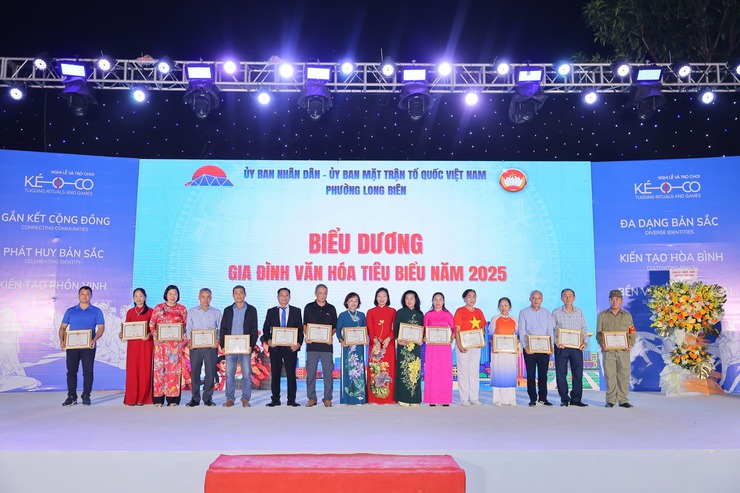 Phường Long Biên long trọng tổ chức Lễ kỷ niệm 95 năm Ngày truyền thống MTTQ Việt Nam và Ngày hội Đại đoàn kết toàn dân tộc năm 2025- Ảnh 4.