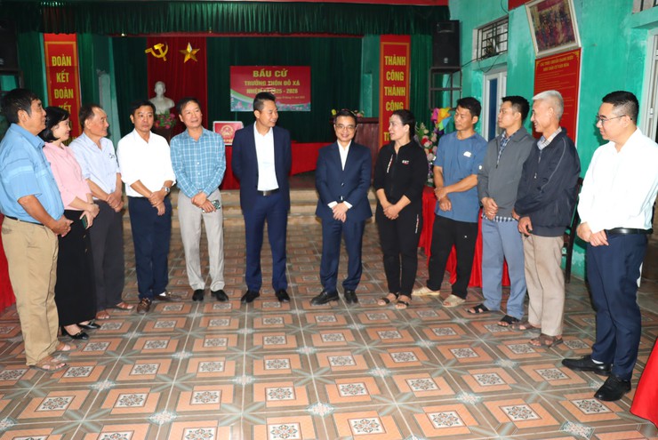 Các đồng chí lãnh đạo Đảng ủy xã Phú Xuyên kiểm tra công tác bầu cử Trưởng thôn, Trưởng tiểu khu trên địa bàn.- Ảnh 1.