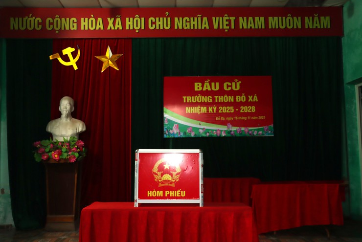 Các đồng chí lãnh đạo Đảng ủy xã Phú Xuyên kiểm tra công tác bầu cử Trưởng thôn, Trưởng tiểu khu trên địa bàn.- Ảnh 4.