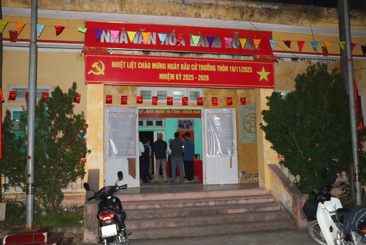 Các đồng chí lãnh đạo Đảng ủy xã Phú Xuyên kiểm tra công tác bầu cử Trưởng thôn, Trưởng tiểu khu trên địa bàn.- Ảnh 5.