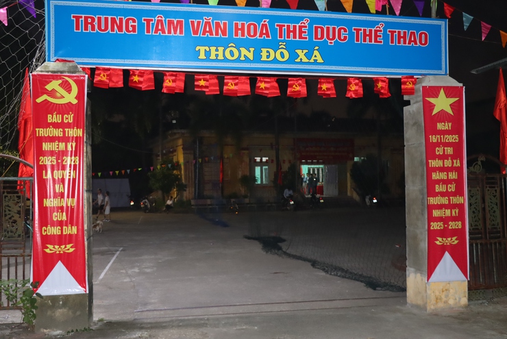 Các đồng chí lãnh đạo Đảng ủy xã Phú Xuyên kiểm tra công tác bầu cử Trưởng thôn, Trưởng tiểu khu trên địa bàn.- Ảnh 13.