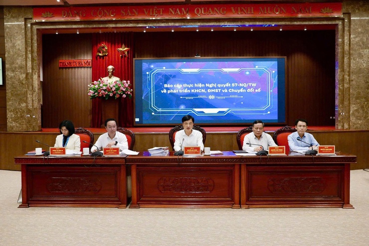 Xã Thanh Trì: Dự trực tuyến hội nghị đánh giá tiến độ thực hiện các nhiệm vụ trọng tâm về khoa học công nghệ, đổi mới sáng tạo và chuyển đổi số của Thành uỷ Hà Nội- Ảnh 1.