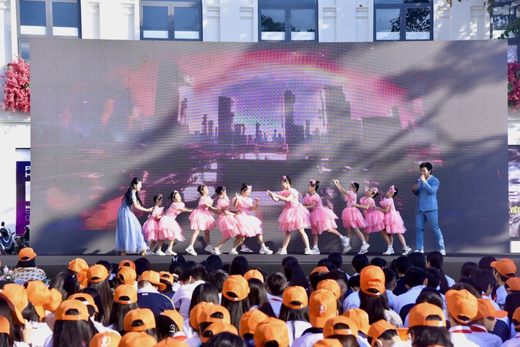 LỄ PHÁT ĐỘNG THÁNG HÀNH ĐỘNG VÌ BÌNH ĐẲNG GIỚI
VÀ PHÒNG NGỪA, ỨNG PHÓ VỚI BẠO LỰC TRÊN CƠ SỞ GIỚI NĂM 2025
PHƯỜNG HOÀN KIẾM
- Ảnh 6.