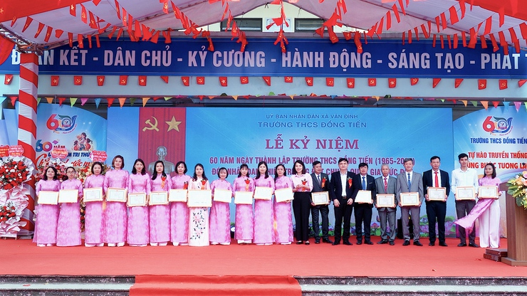 Trường THCS Đồng Tiến kỷ niệm 60 năm thành lập và đón nhận Bằng công nhận Trường đạt chuẩn Quốc gia- Ảnh 6.