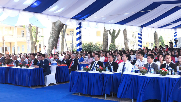 LỄ KỶ NIỆM 40 NĂM THÀNH LẬP TRƯỜNG THPT NGUYỄN DU (1985 – 2025): HÀNH TRÌNH 40 NĂM ƯƠM MẦM ƯỚC MƠ- Ảnh 2.