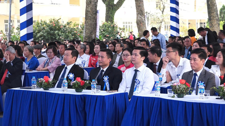 LỄ KỶ NIỆM 40 NĂM THÀNH LẬP TRƯỜNG THPT NGUYỄN DU (1985 – 2025): HÀNH TRÌNH 40 NĂM ƯƠM MẦM ƯỚC MƠ- Ảnh 3.