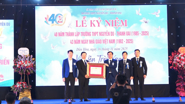 LỄ KỶ NIỆM 40 NĂM THÀNH LẬP TRƯỜNG THPT NGUYỄN DU (1985 – 2025): HÀNH TRÌNH 40 NĂM ƯƠM MẦM ƯỚC MƠ- Ảnh 7.