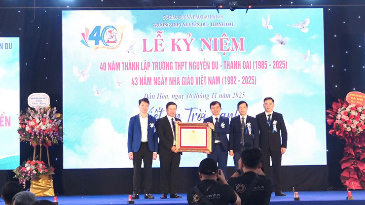 LỄ KỶ NIỆM 40 NĂM THÀNH LẬP TRƯỜNG THPT NGUYỄN DU (1985 – 2025): HÀNH TRÌNH 40 NĂM ƯƠM MẦM ƯỚC MƠ- Ảnh 8.