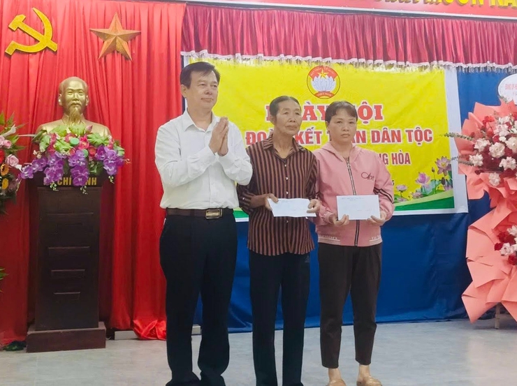 Đồng chí Nguyễn Đức Thắng – UVBTV, Trưởng ban xây dựng Đảng xã dự Ngày hội Đại đoàn kết toàn dân tộc tại thôn Trung Thượng, xã Ứng Hòa- Ảnh 2.