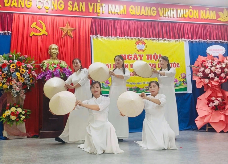 Đồng chí Nguyễn Đức Thắng – UVBTV, Trưởng ban xây dựng Đảng xã dự Ngày hội Đại đoàn kết toàn dân tộc tại thôn Trung Thượng, xã Ứng Hòa- Ảnh 4.